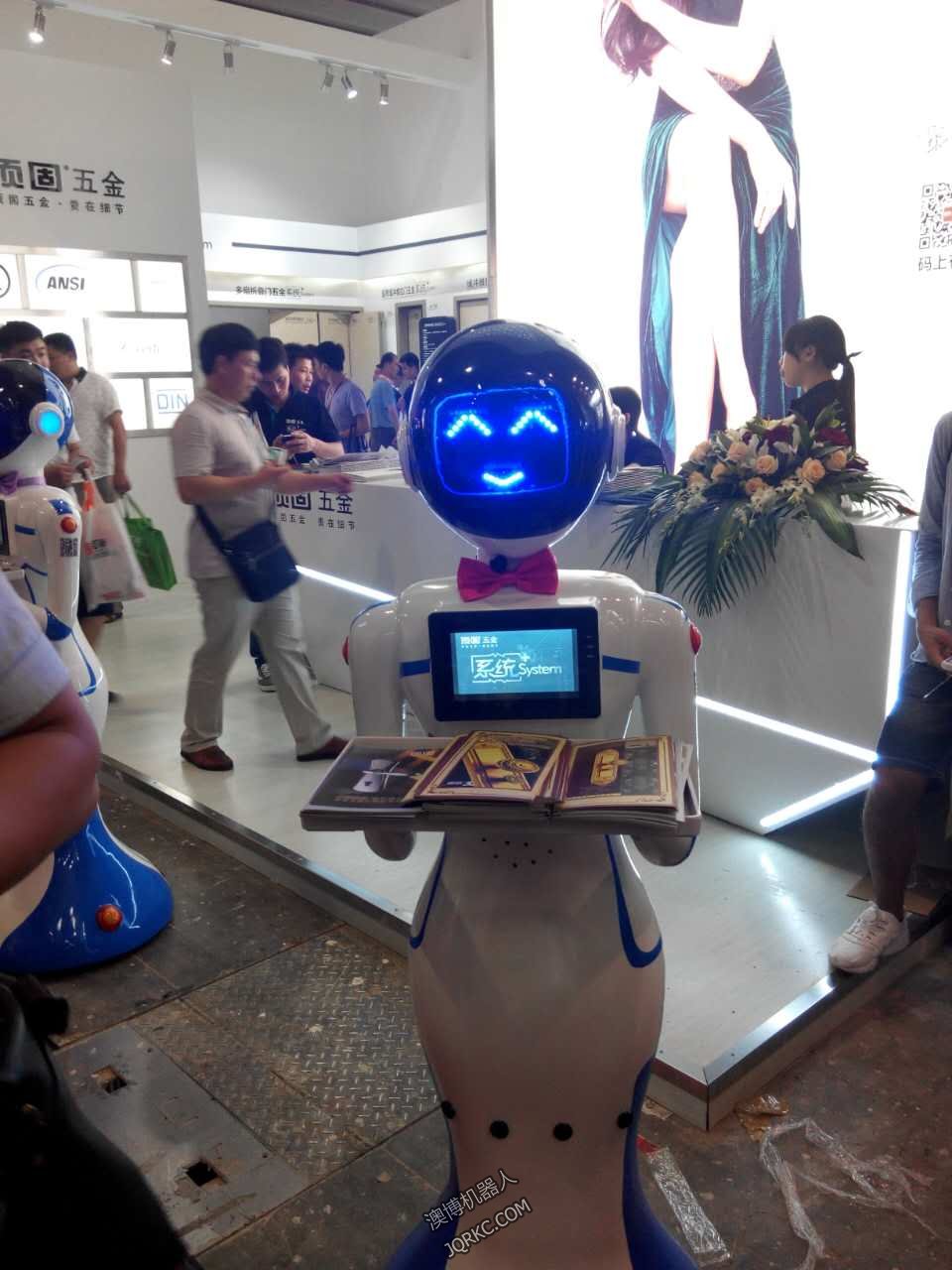 送餐機器人送外賣？快遞小哥做什么