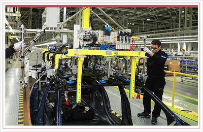 巔峰之后再造極境 深度體驗(yàn)北京奔馳新智能工廠穿戴設(shè)備技術(shù)開發(fā)